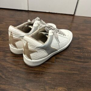 Shu Shop White w/ Gold Star Like New Sz 10